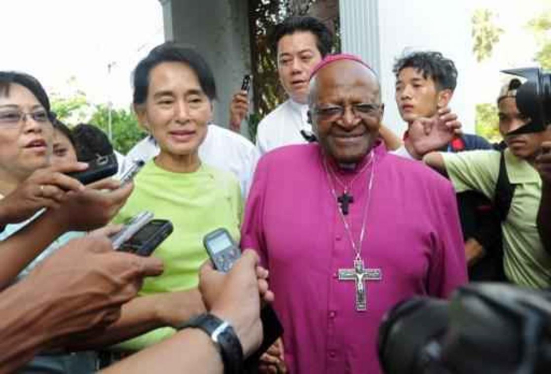 Desmond Tutu vraagt "geliefde zuster" Suu Kyi om geweld tegen Rohingya's te stoppen