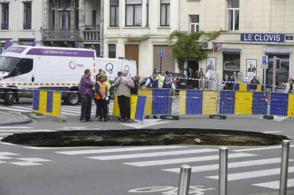 Leidingbreuk Brussel - Plaatselijk verkeer verloopt moeizaam door zinkgat in Sint-Joost-ten-Node