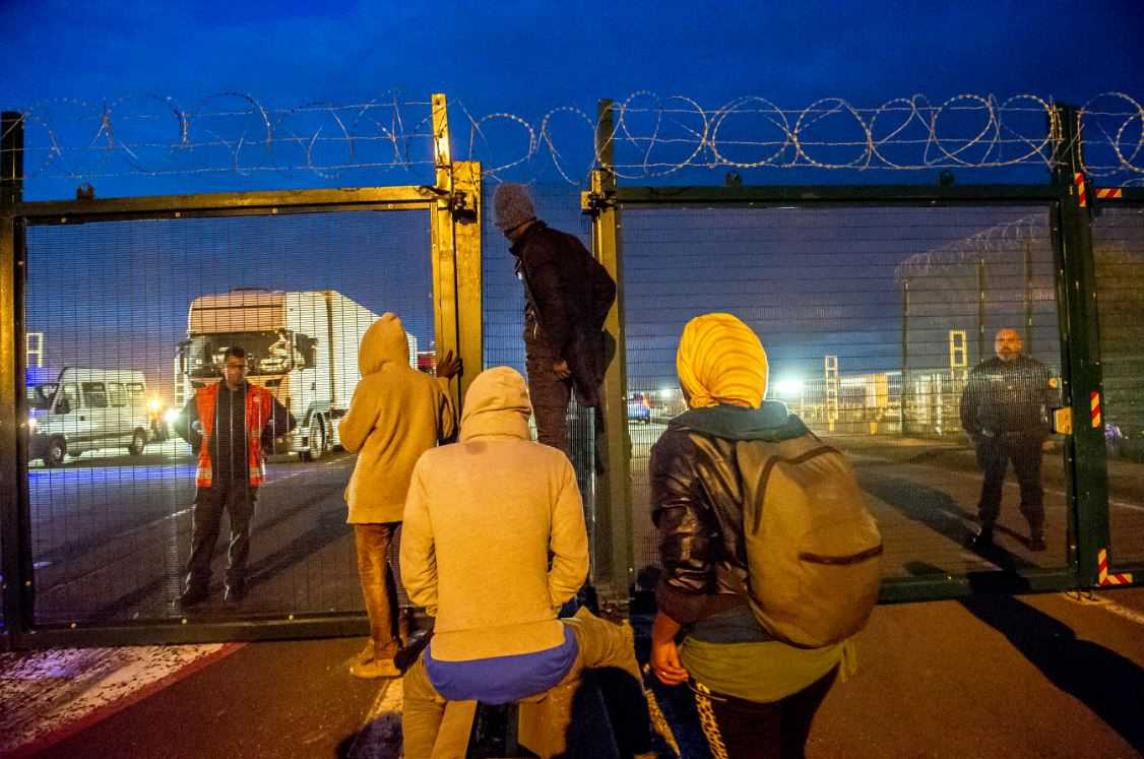 Cameron waarschuwt migranten in Calais