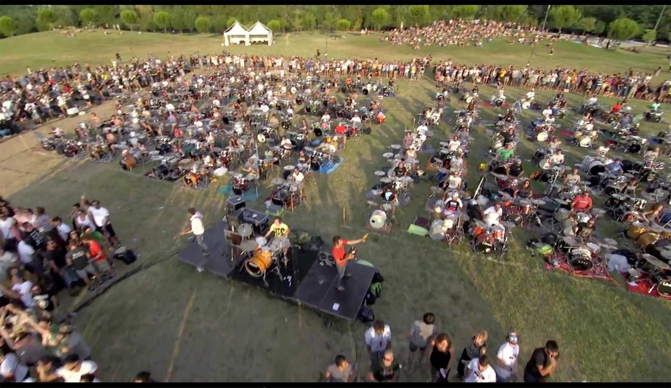 Ongezien: duizend rockers spelen samen Learn to Fly van Foo Fighters
