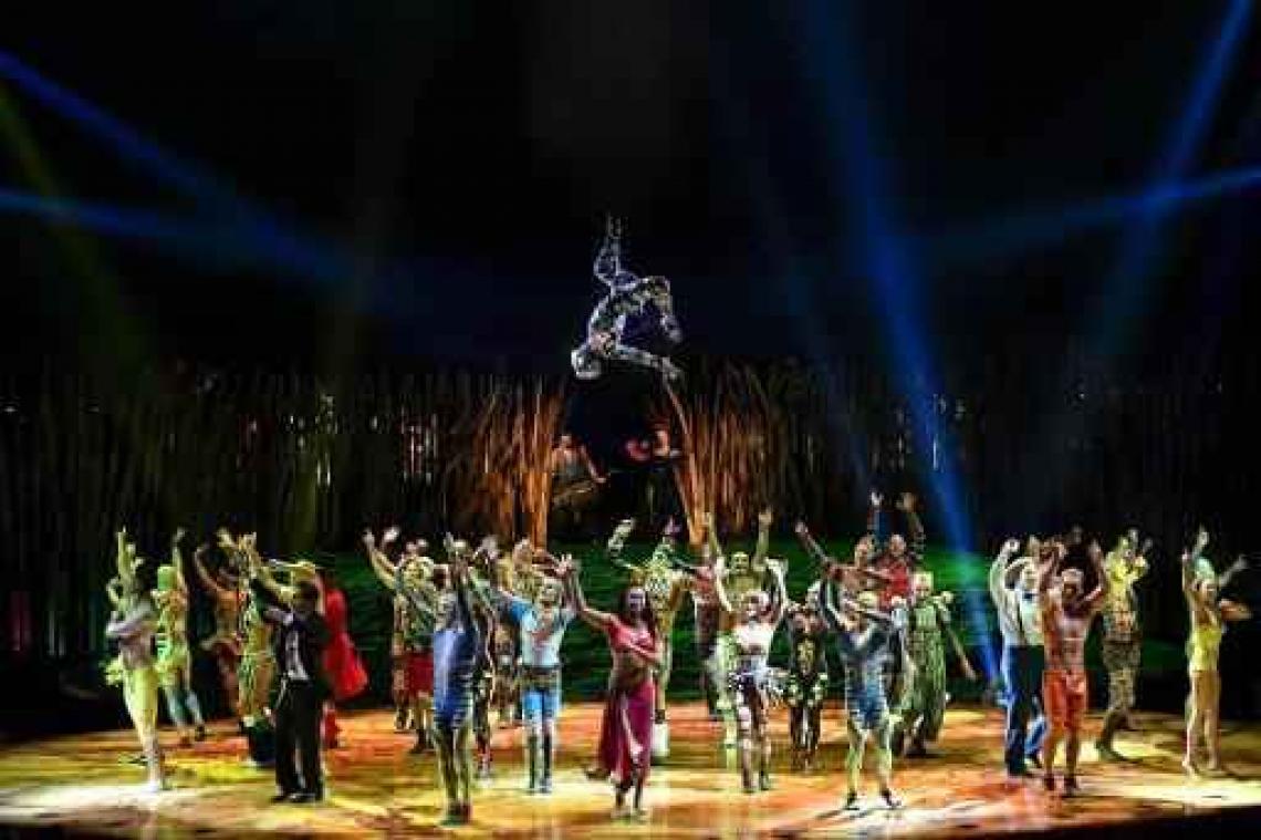 Burgemeester Close overhandigt sleutel stad Brussel aan artiesten Cirque du Soleil