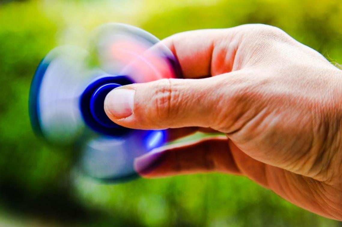 Uitvinder fidget spinner heeft moeite om touwtjes aan elkaar te knopen