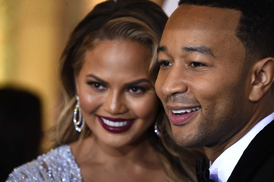 Echtgenote schotelt John Legend kip voor... op haar billen