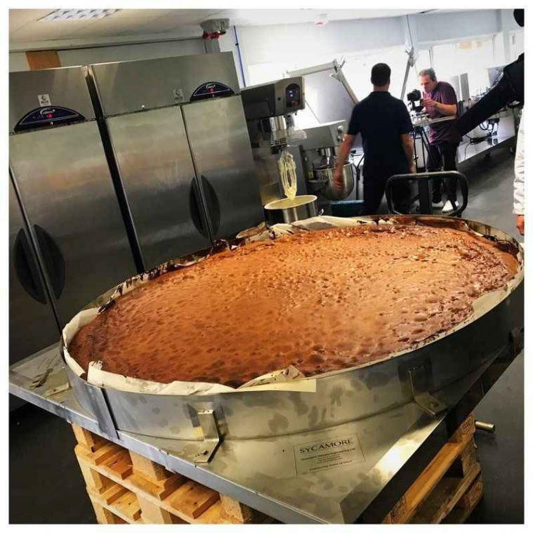 Dit is de grootste sponge cake ooit