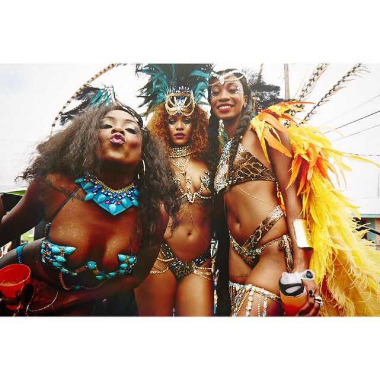 IN BEELD. Rihanna viert feest op Barbados