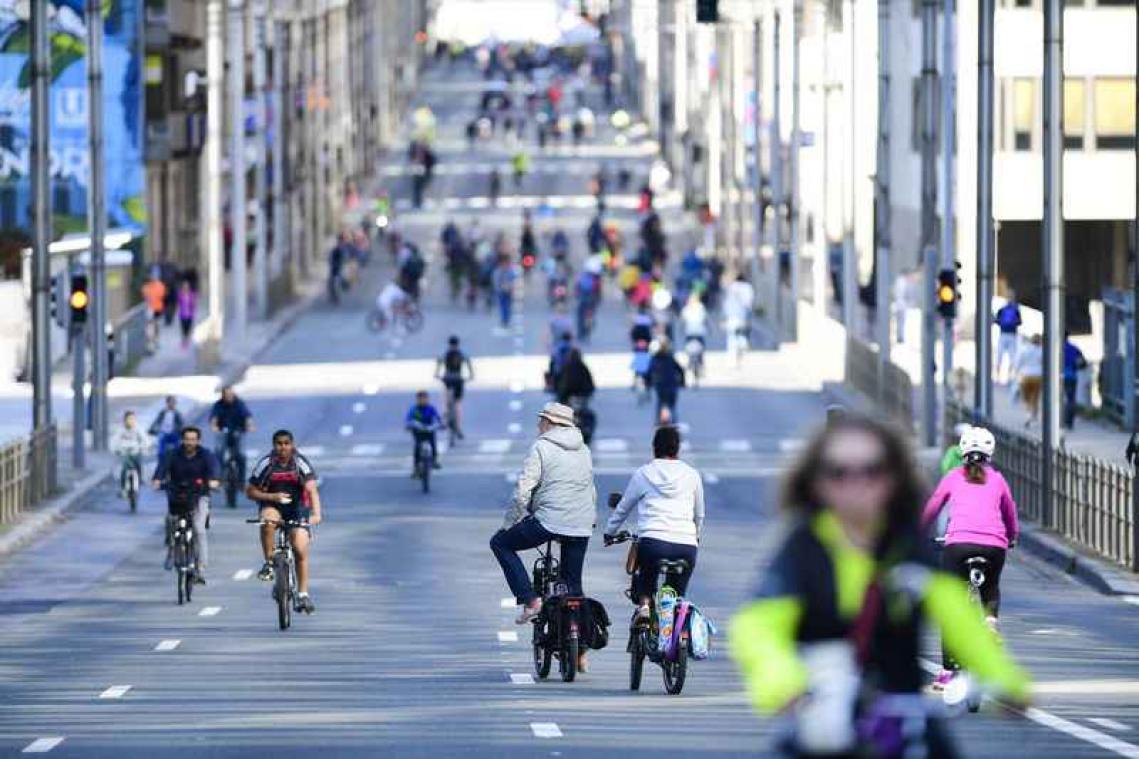 Fietsers en voetgangers nemen steden in op Autoloze Zondag