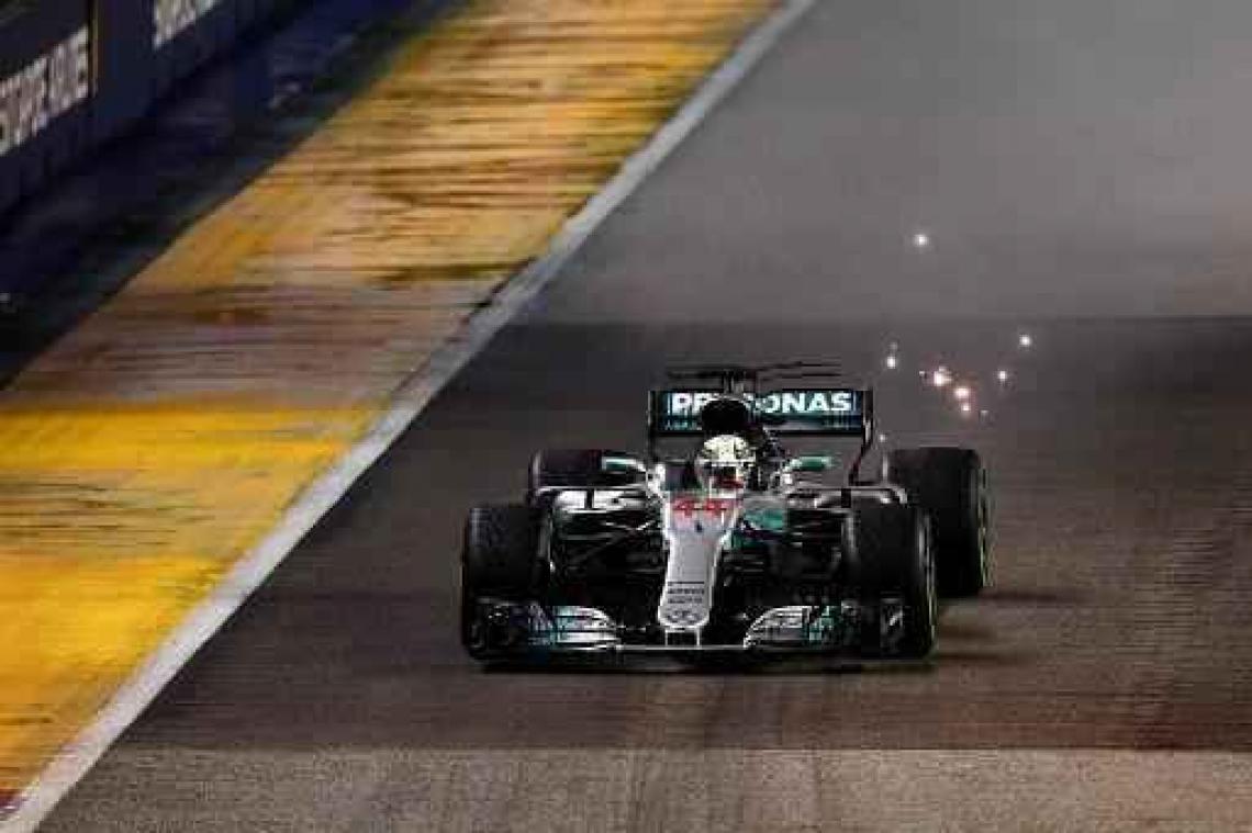 Hamilton pakt zege in Singapore, Vandoorne haalt met zevende plaats beste resultaat tot dusver