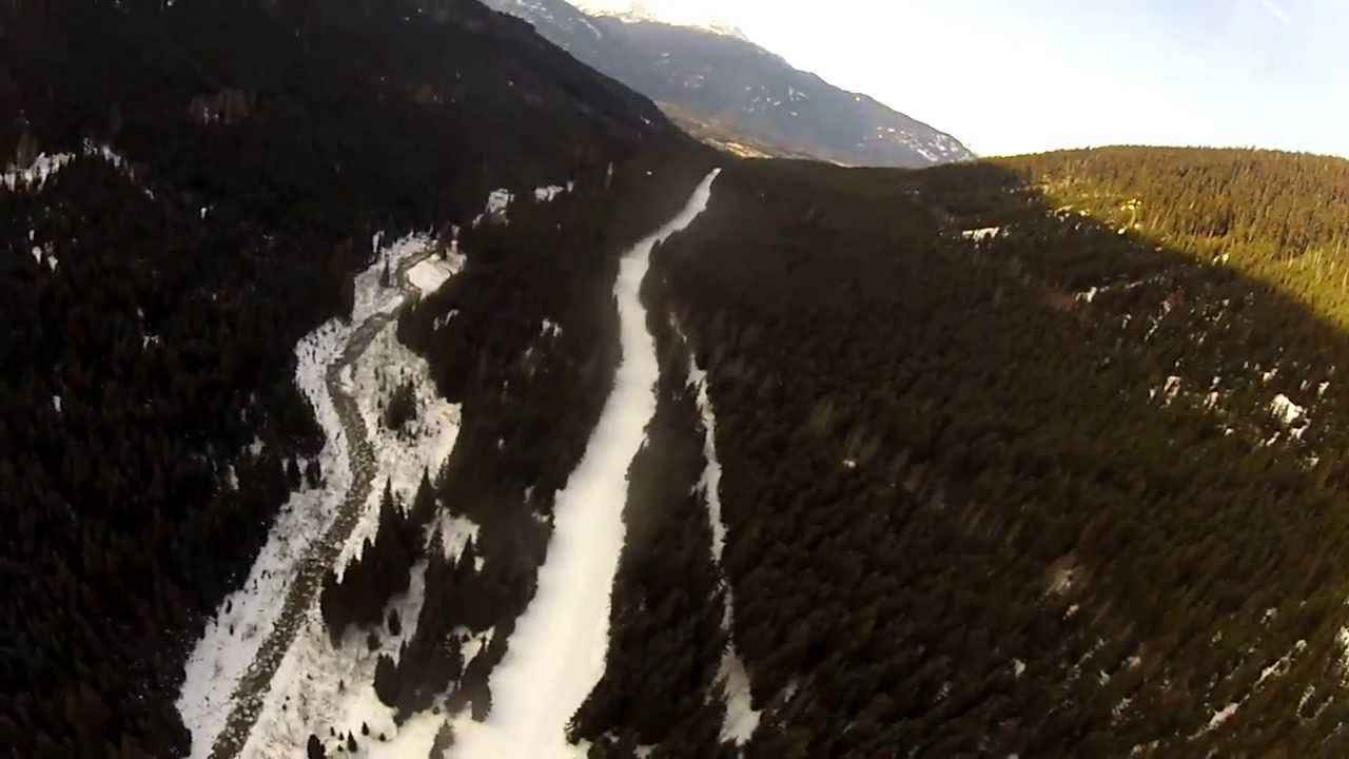 Man basejumpt uit een gondellift