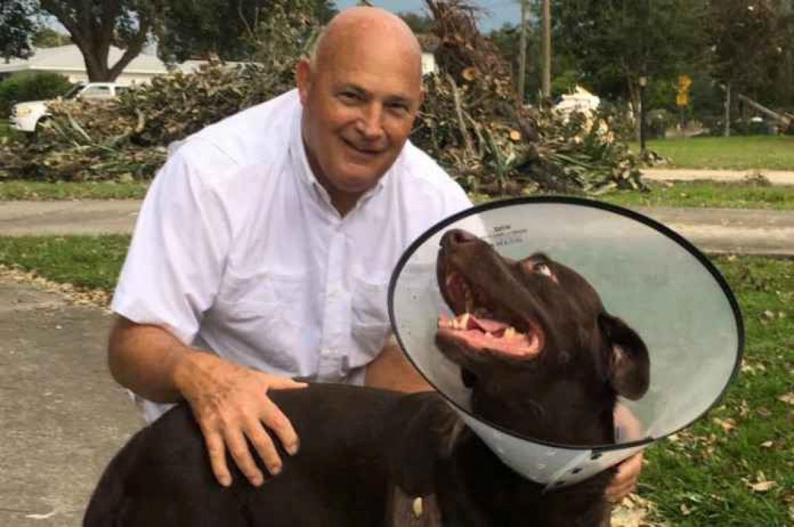 Heldhaftige man redt hond van alligator