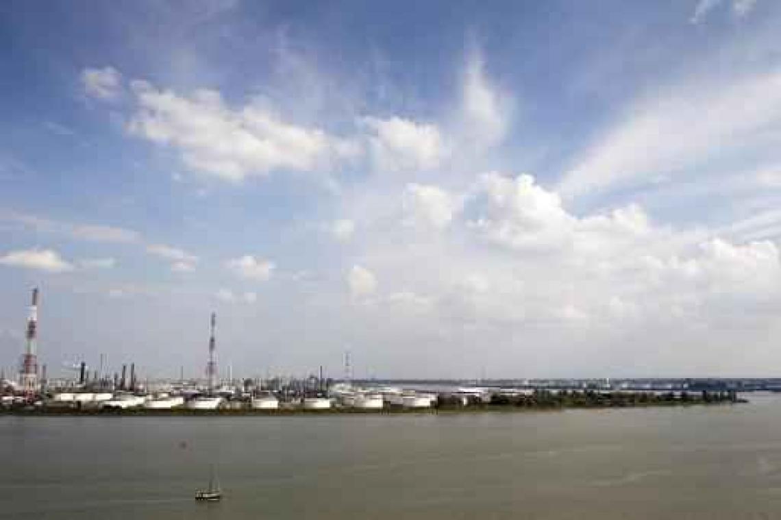 Toch hinder voor scheepvaart: in bocht van Bath vastgelopen tanker scheefgezakt