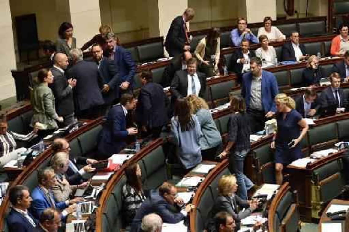 N-VA verlaat halfrond uit protest tegen lauwe reactie Ecolo op nazi-afbeelding Francken