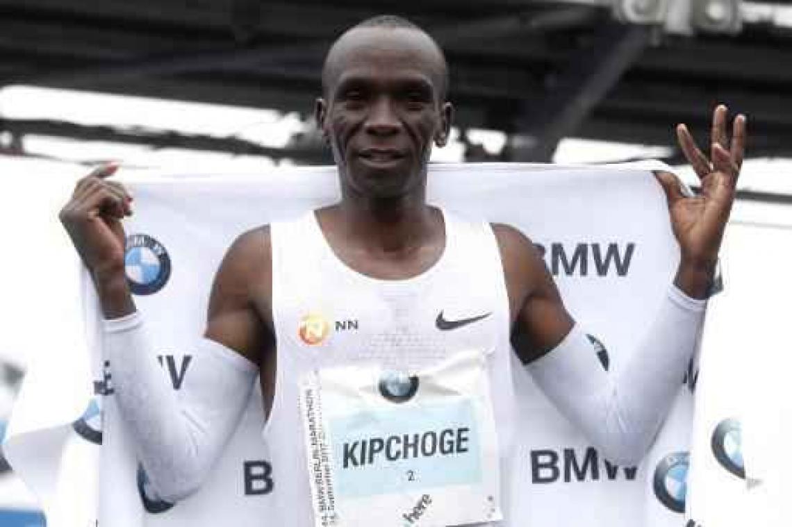 Kipchoge wint marathon van Berlijn maar grijpt naast wereldrecord