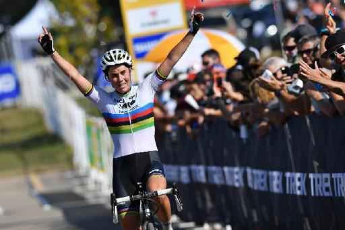 WB veldrijden - Sanne Cant na zege in hitte: "Heel gezond kan dit toch niet zijn"