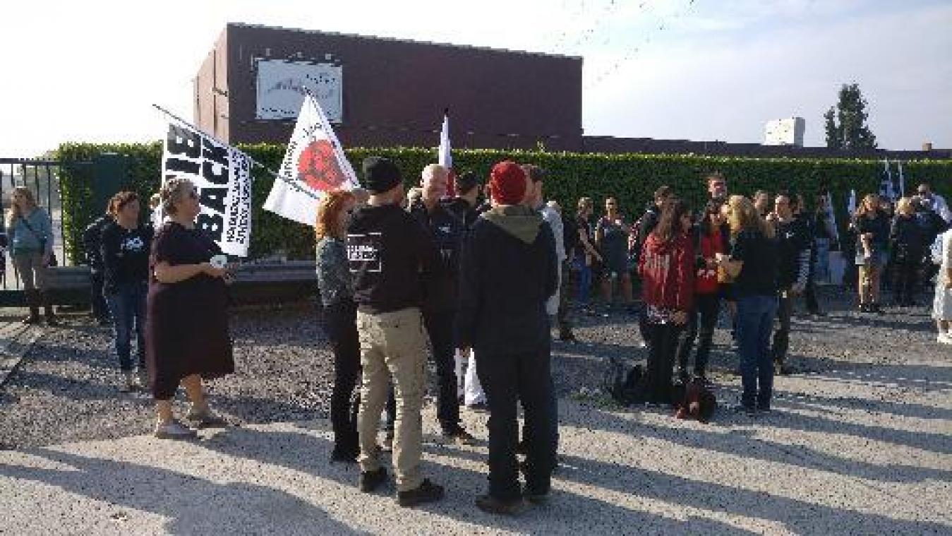 Honderdtal actievoerders voert protest aan slachthuis Izegem