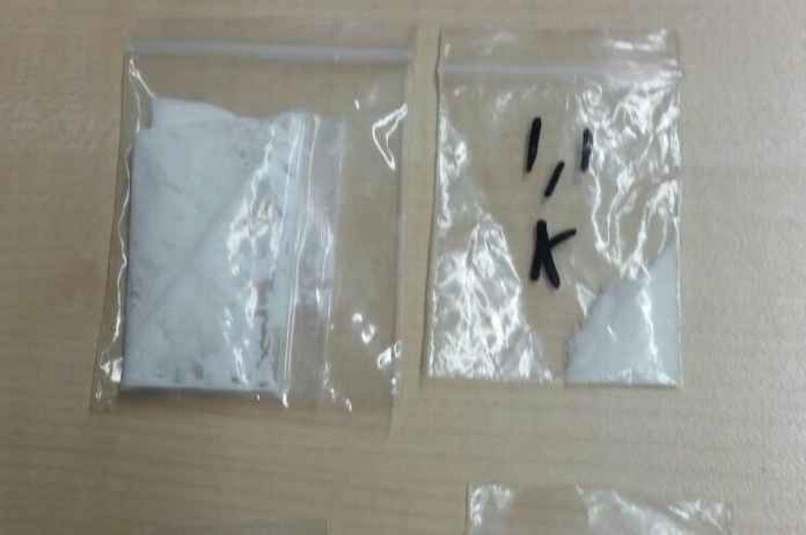 Politie vindt drugs in auto met de tekst "I love ketamine"