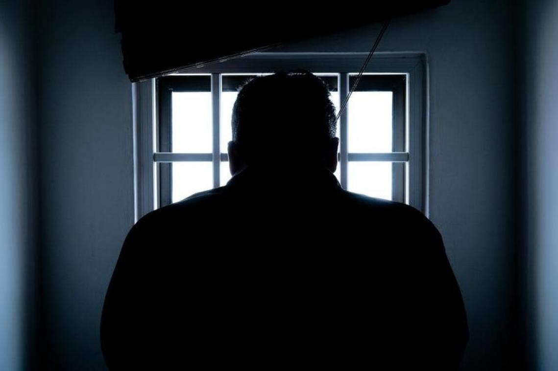 'Verlamde' gevangene neemt de benen