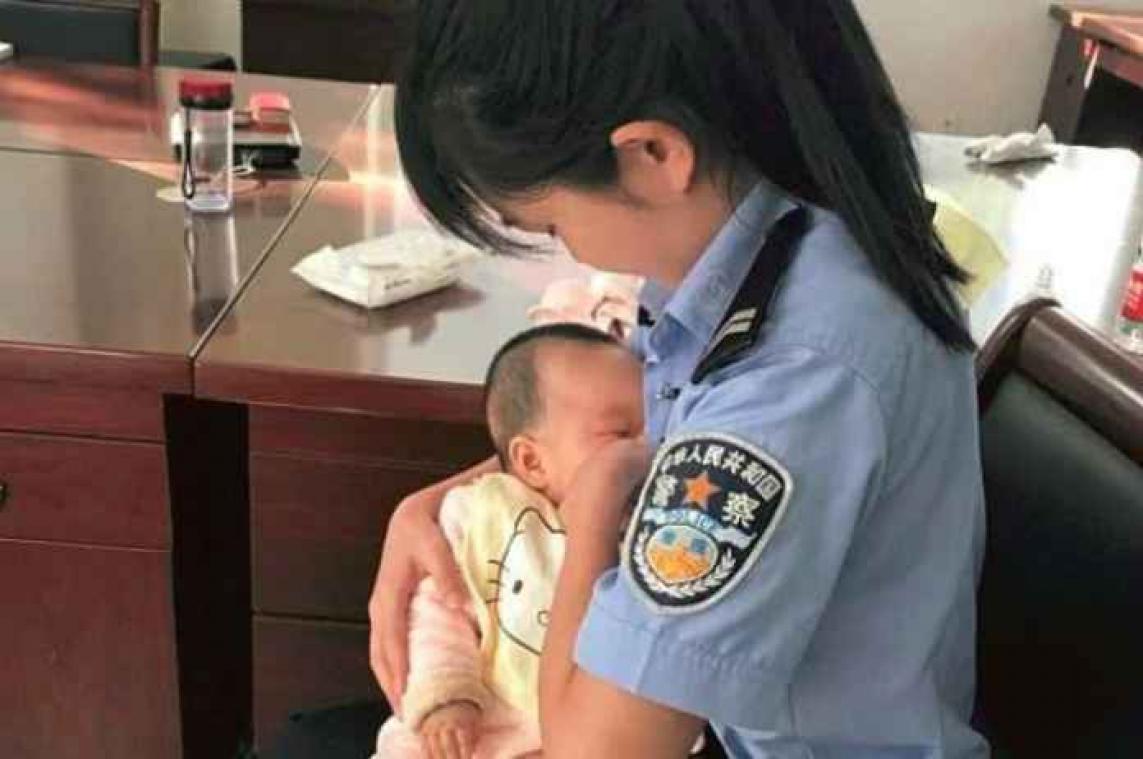 Agent geeft baby van verdachte borstvoeding