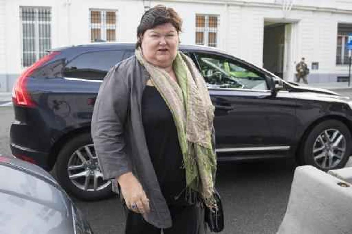 Duizenden Belgen dreigen zonder pensioen/uitkering te vallen - regering belooft oplossing