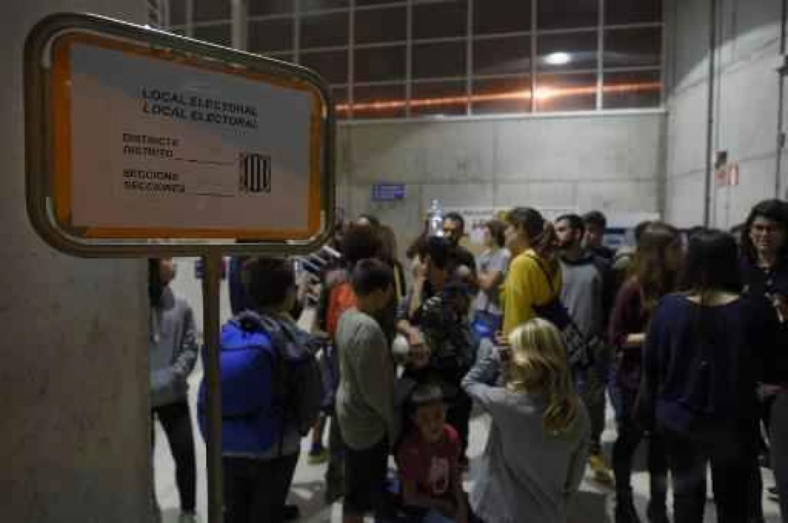 Referendum Catalonië - Wachtrijen aan stemlokalen