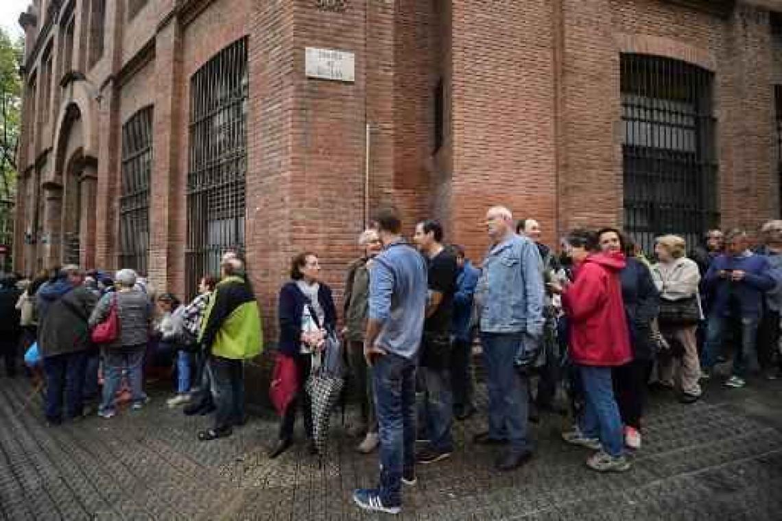 Referendum Catalonië - Politie aan stembureaus, maar komt niet tussen