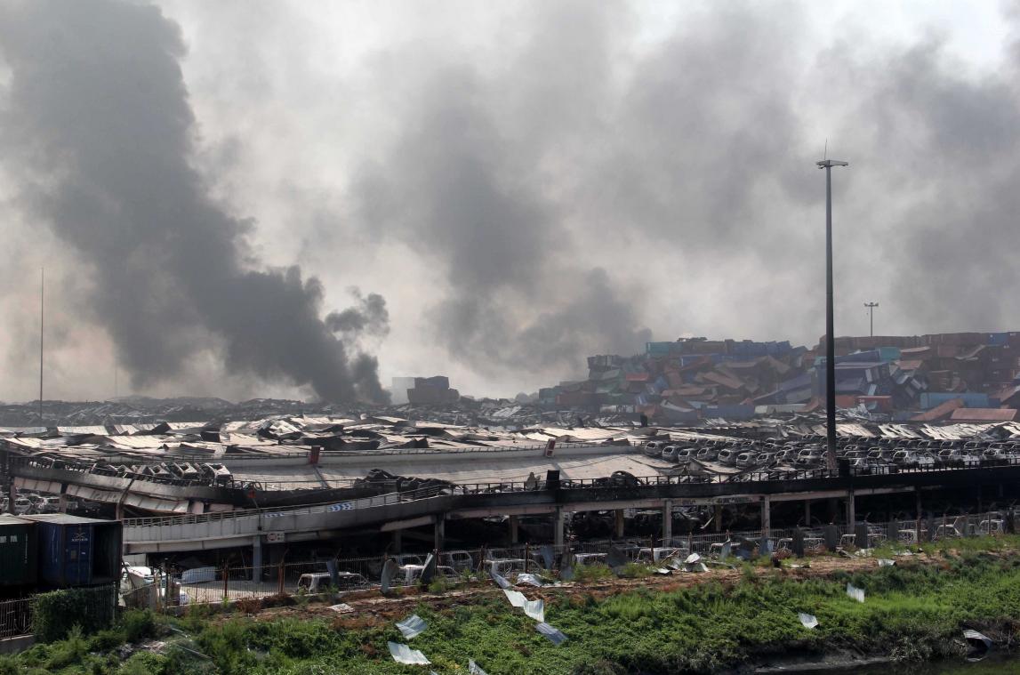 IN BEELD. Chaos en ontzetting na explosies in Chinese havenstad