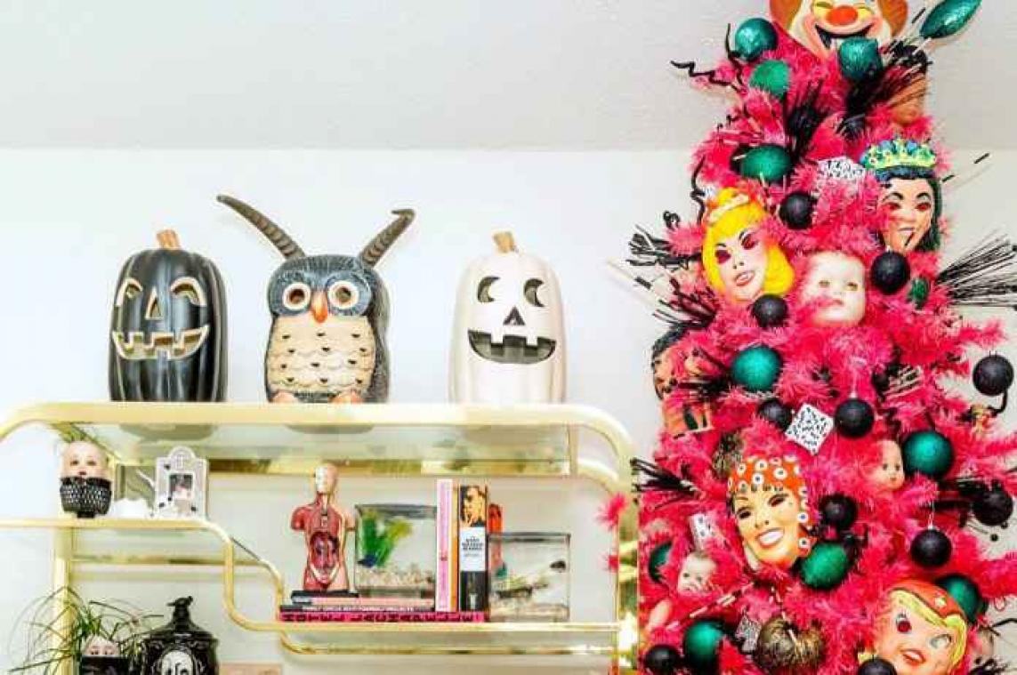 IN BEELD. Kerstbomen krijgen enge update voor Halloween