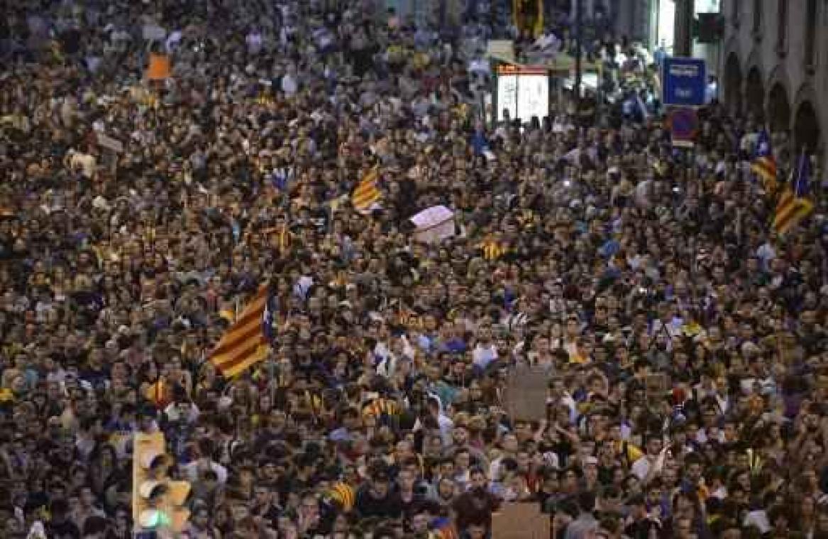 Referendum Catalonië - In Barcelona betogen 700.000 demonstranten tegen politiegeweld