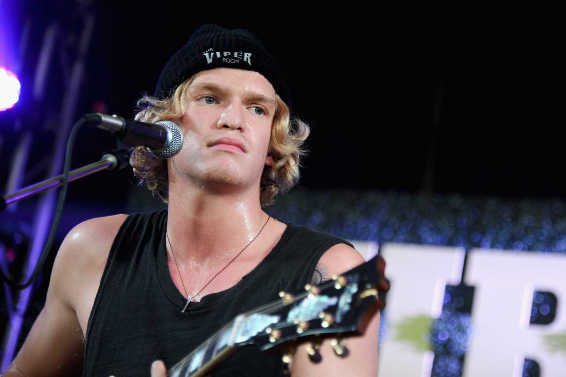 Popster Cody Simpson geeft zijn Twitter aan een Syrische vluchteling