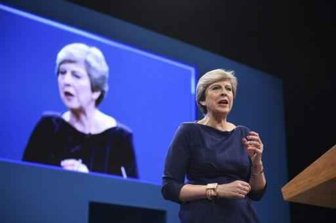 Theresa May verontschuldigt zich bij partijleden voor slecht verkiezingsresultaat