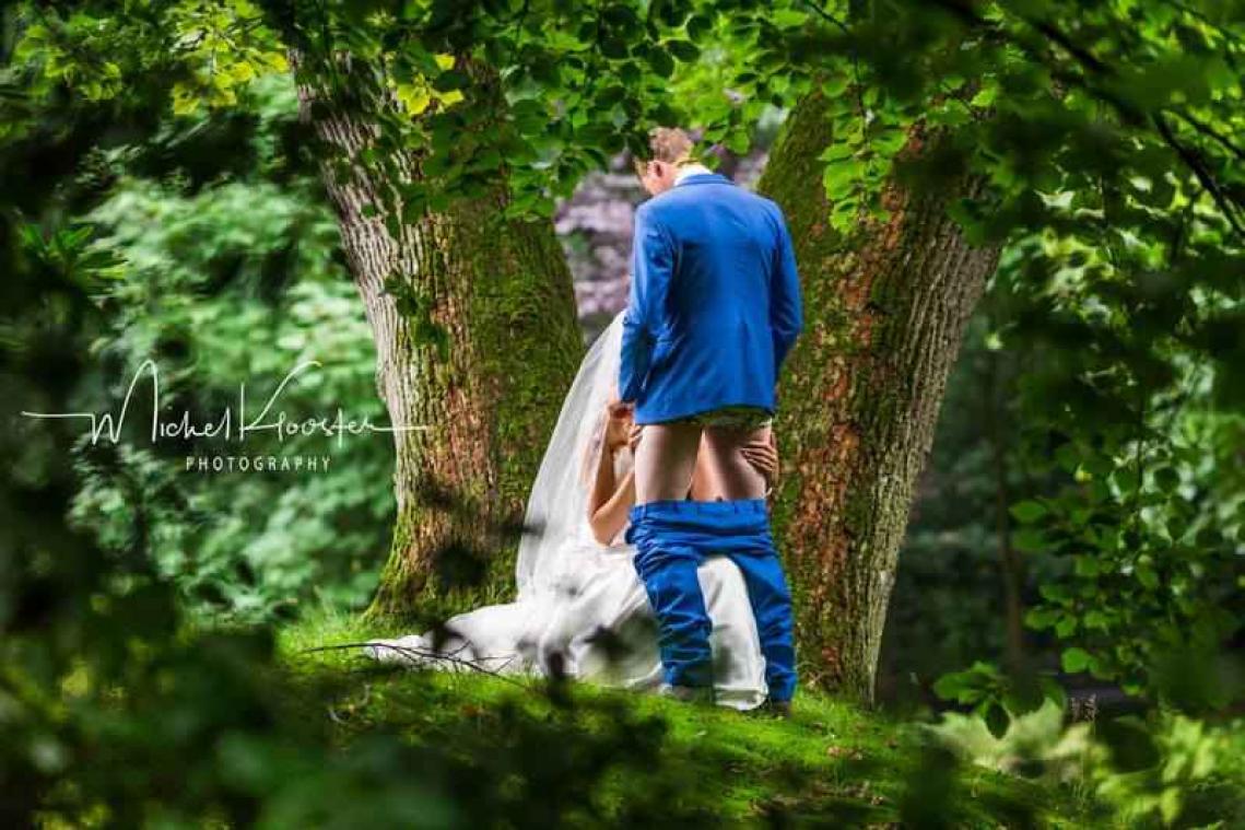 Ondeugende huwelijksfoto gaat viraal