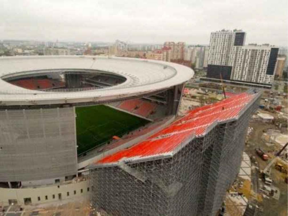 Het achtste wereldwonder: een voetbaltribune buiten het stadion