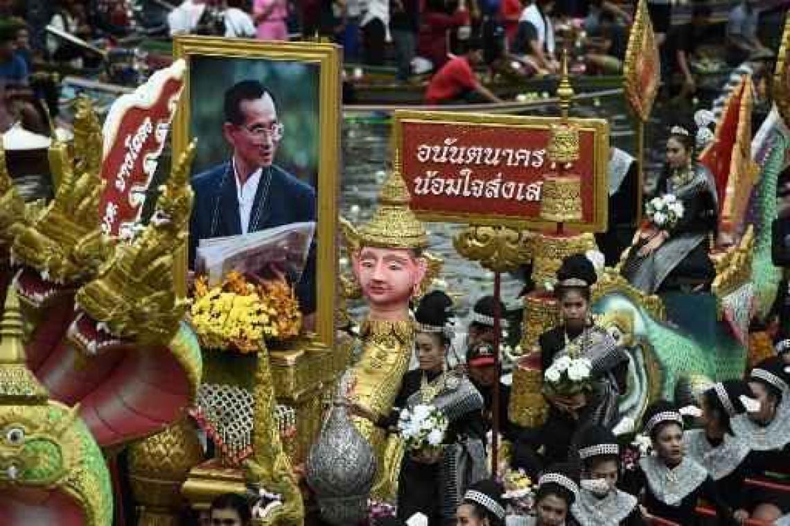 Tienduizenden brengen laatste groet aan Thaise koning Bhumibol