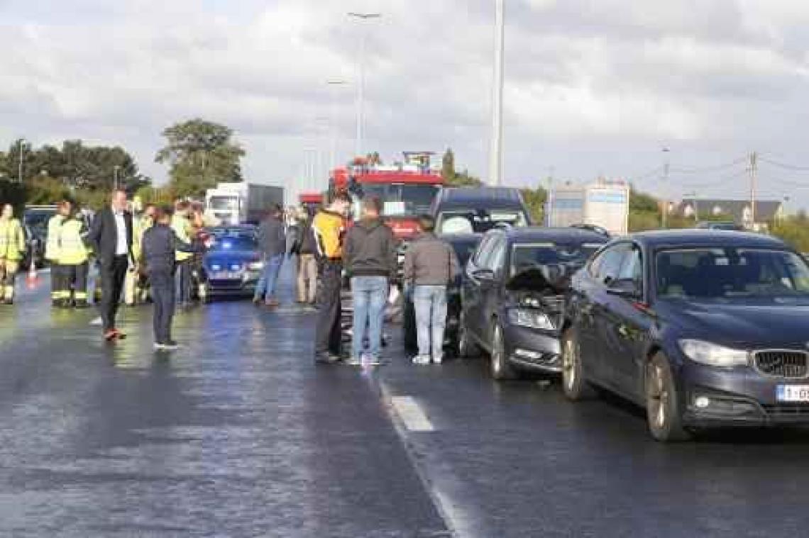 E40 naar Brussel afgesloten door verschillende ongevallen tussen Drongen en Nevele