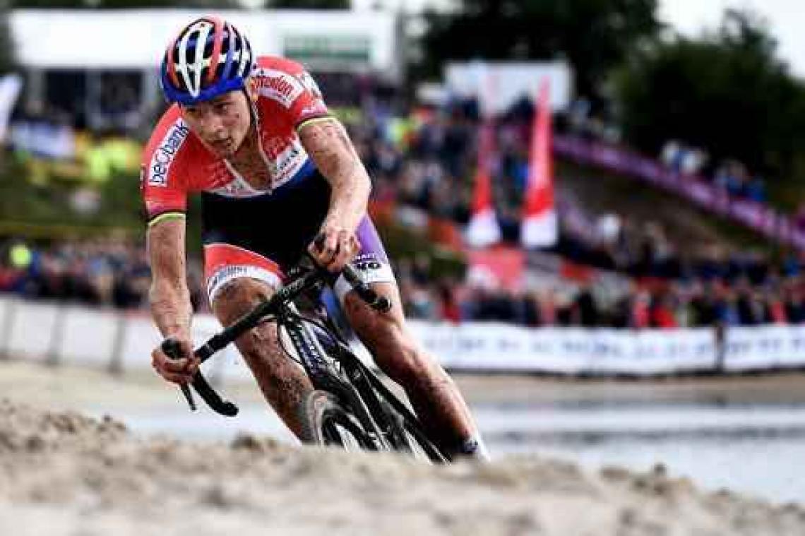 Mathieu van der Poel wint in Meulebeke zijn zesde cross op rij