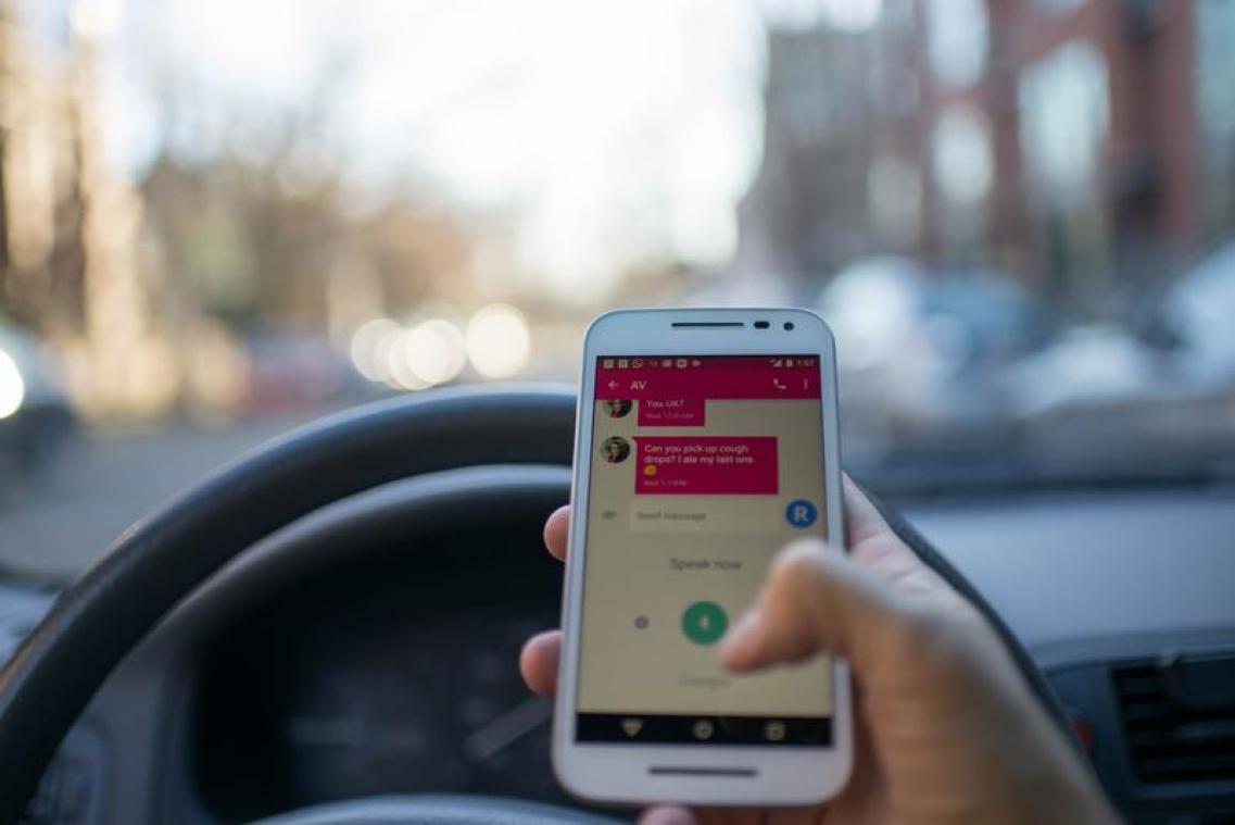Twee op de drie automobilisten gebruiken gsm wel eens achter het stuur