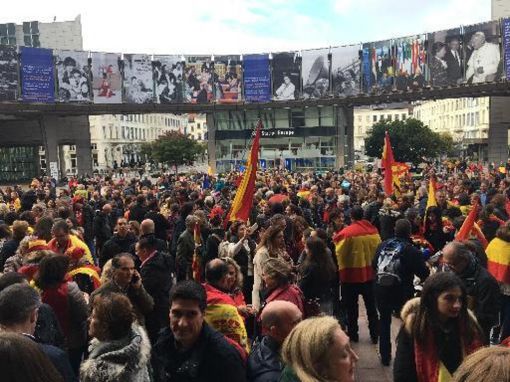 Ruim 500 personen manifesteren aan Europees parlement tegen onafhankelijkheid Catalonië