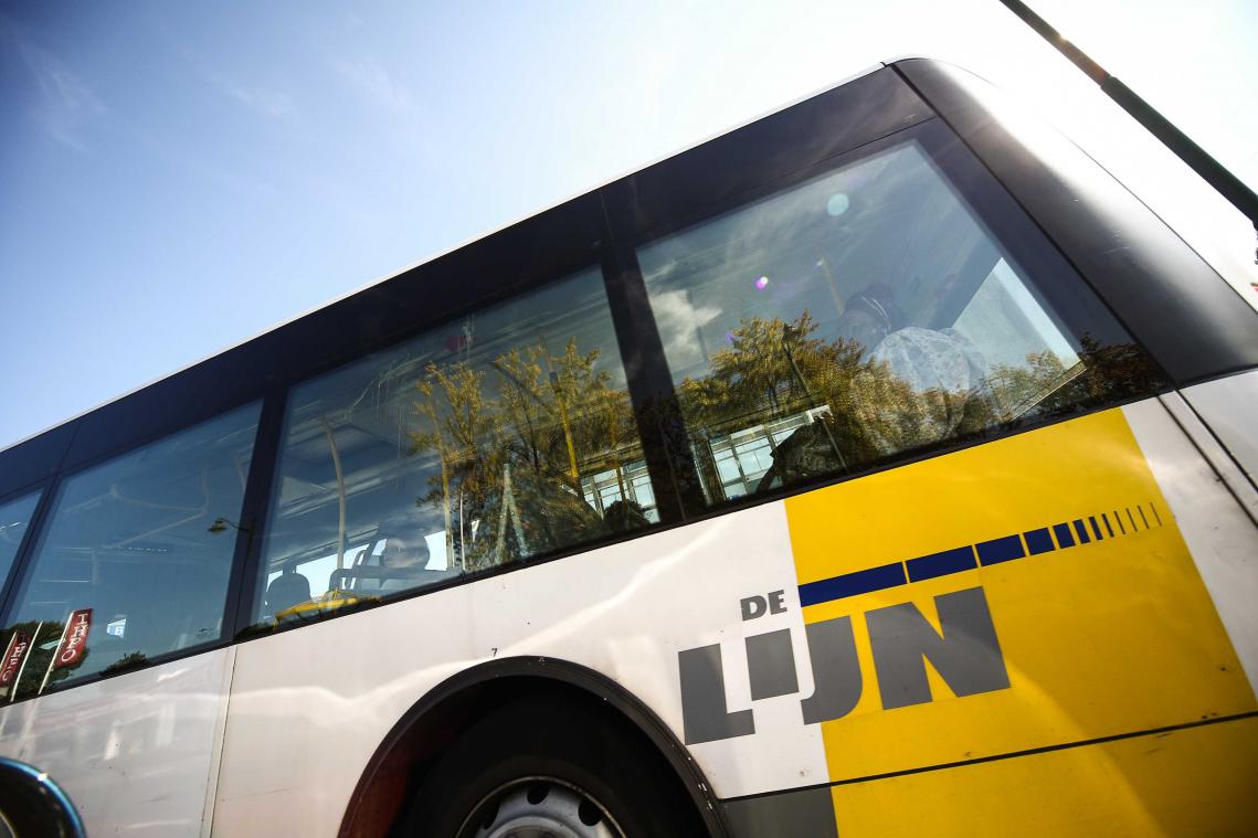 Chauffeur De Lijn vindt baby langs de weg