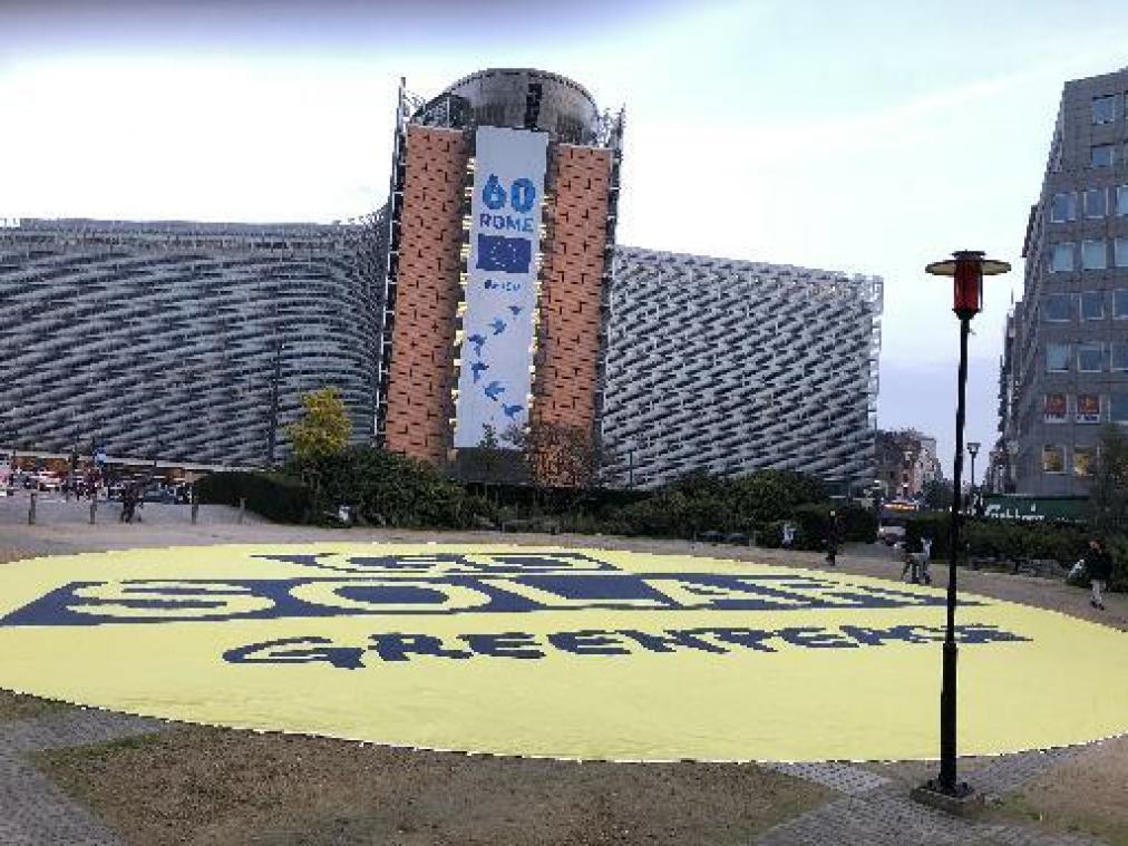 Greenpeace palmt Schumanplein in voor 100 procent hernieuwbare energie