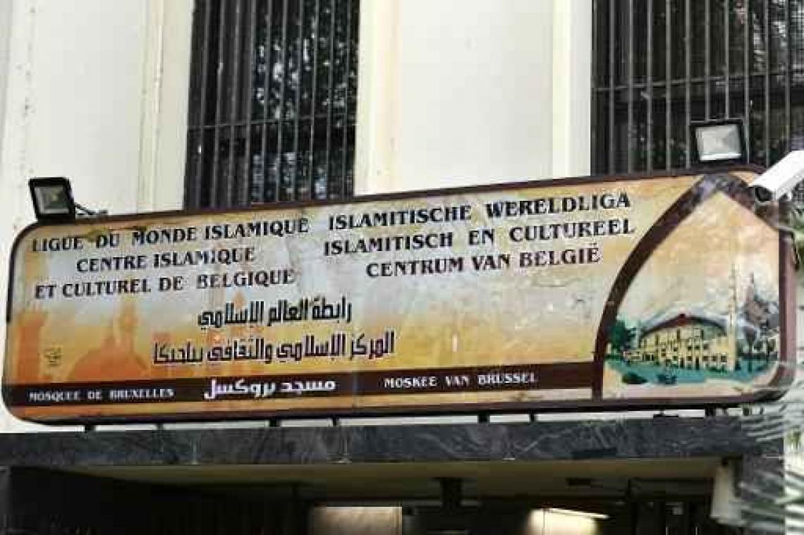 Onderzoekscommissie aanslagen beveelt aan concessie Grote Moskee stop te zetten