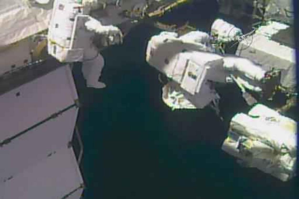 Twee Amerikaanse astronauten repareren robotarm van het ISS
