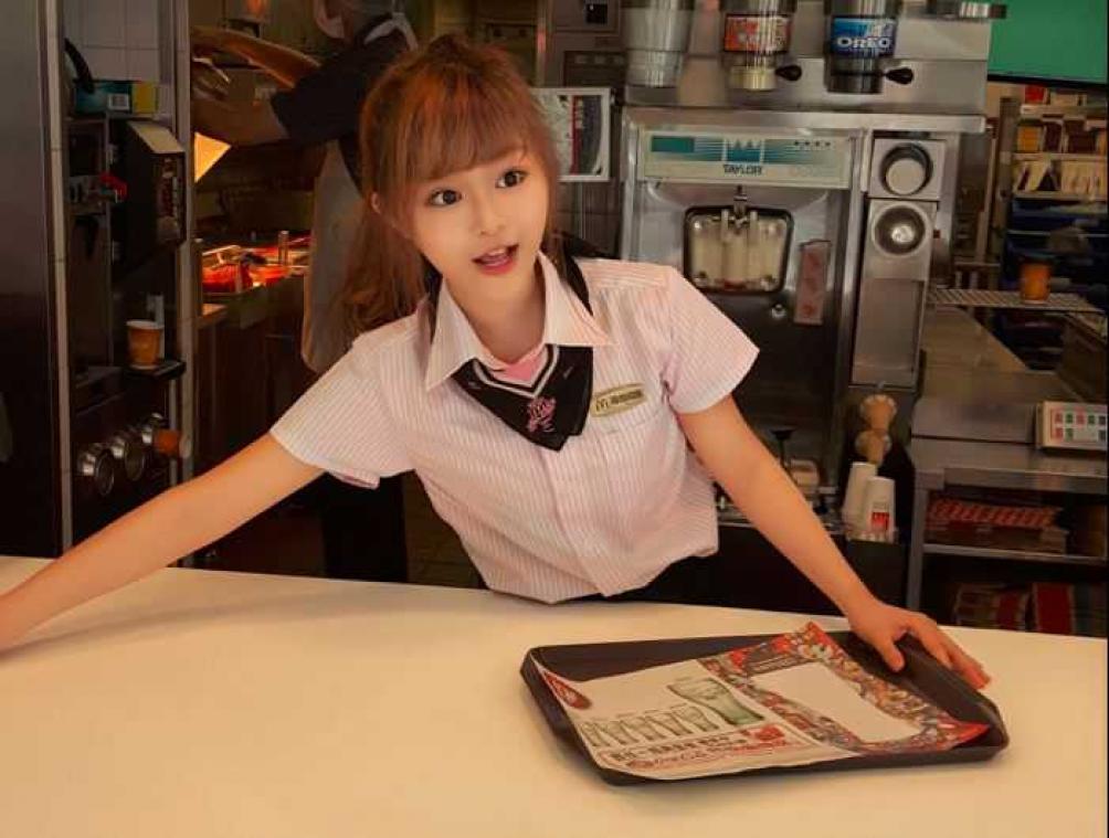 Knappe Taiwanese werknemer van McDonalds gaat viraal