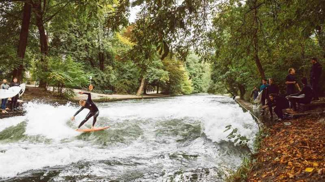 VIDEO. Surfers leven zich uit op rivier in Munchen