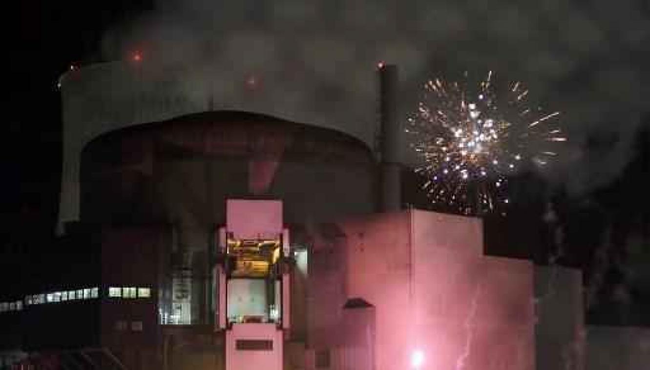 Greenpeace-activisten steken vuurwerk af op site Franse kerncentrale