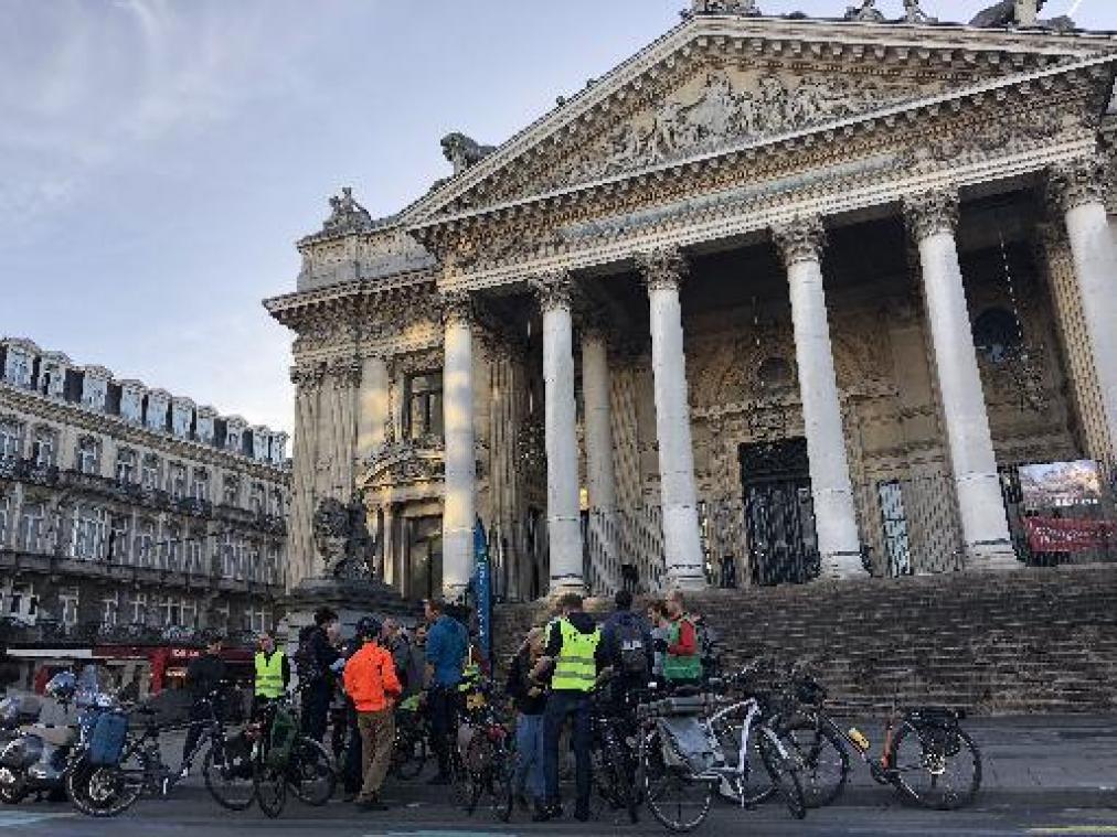 Fietser wint race naar centrum Brussel tijdens ochtendspits