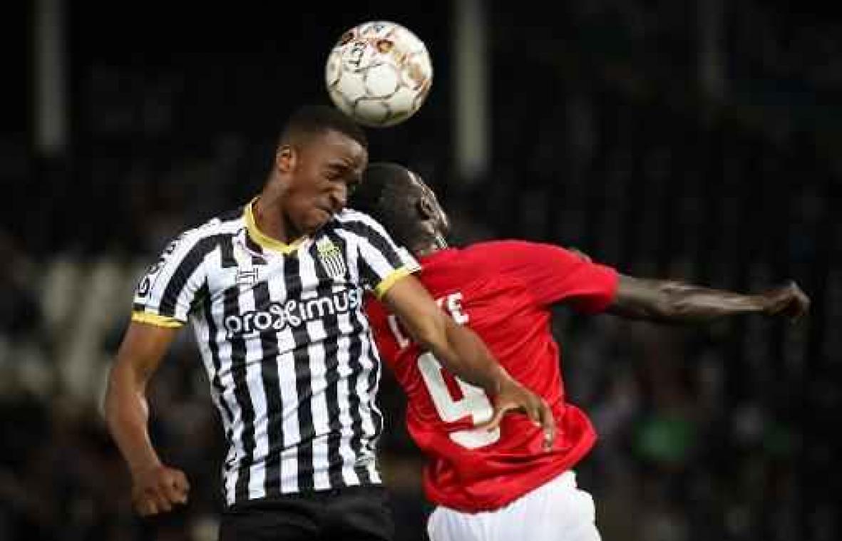 Jupiler Pro League - Eupen graait in slotfase puntje mee uit Charleroi en geeft rode lantaarn door aan Oostende