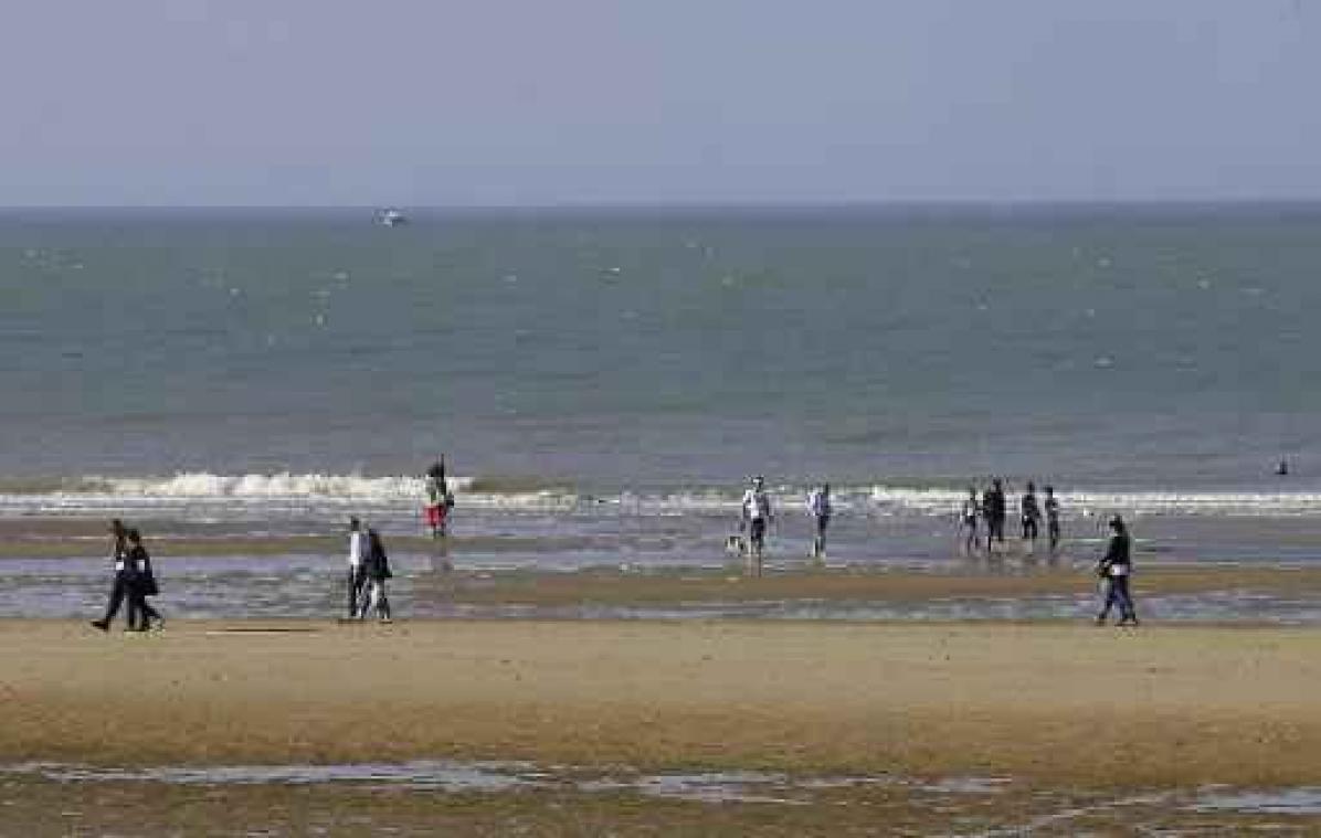 Meer dan 200.000 dagtoeristen tijdens zonnig oktoberweekend aan de kust