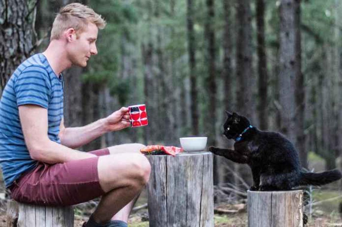 IN BEELD. Avonturier reist door Australië met zijn kat