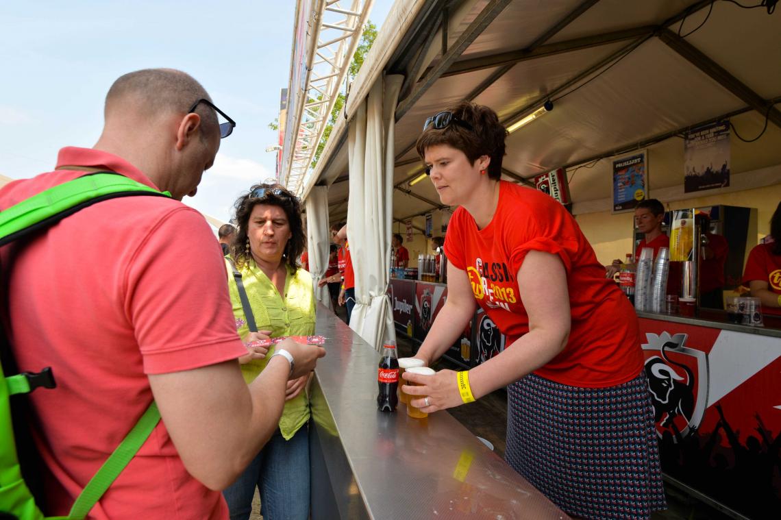 Chaos aan festivaltoog helpt je sneller aan bier