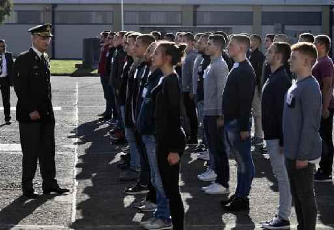 Koning schiet raak tijdens bezoek aan onderofficierenschool in Sint-Truiden