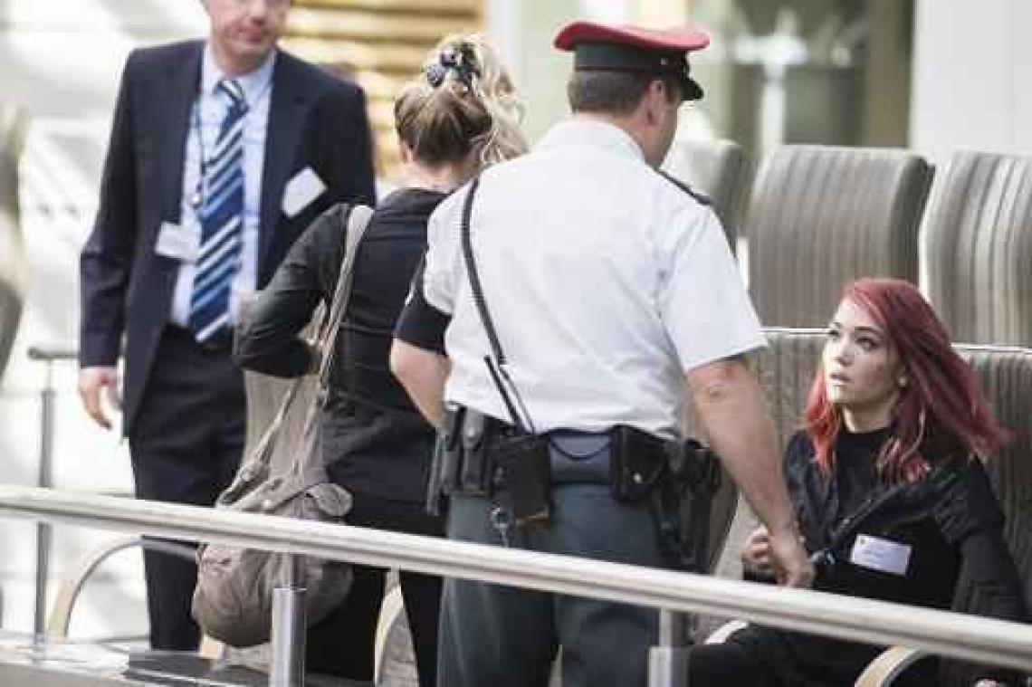 Topradio protesteert met blote borsten in het Vlaams parlement
